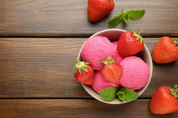 Çilekli şerbet ve ahşap masada servis edilen nane şekeri. Metin için boşluk