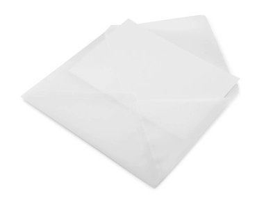 Beyaz arkaplandaki kağıt zarftaki boş tebrik kartı