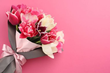 Pembe arka planda güzel laleler, üst manzara. Metin için boşluk