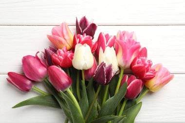 Beyaz ahşap zemin üzerinde güzel laleler, üst manzara