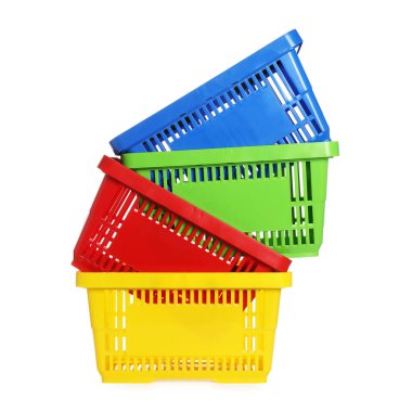 Beyaza izole edilmiş renkli alışveriş sepetleri yığını