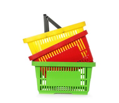 Beyaza izole edilmiş renkli alışveriş sepetleri yığını