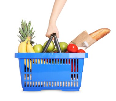 Beyaz arka planda ürünlerle dolu alışveriş sepeti olan kadın, yakın plan.