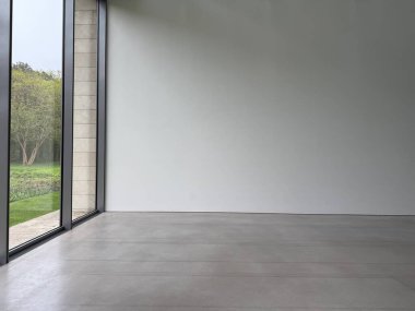 Panoramik pencereli ve gri zeminli boş oda