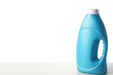 Beyaz üzerine izole edilmiş bir şişe yumuşatıcı.