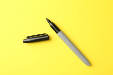 Sarı arkaplanda bir siyah işaret, üst görünümde.