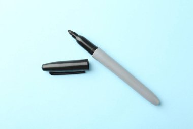 Açık mavi arkaplanda bir siyah işaret, üst görünüm