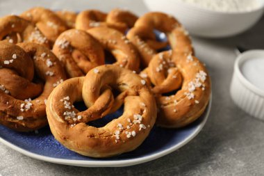 Gri masadaki tuzlu krakerler, yakın plan.