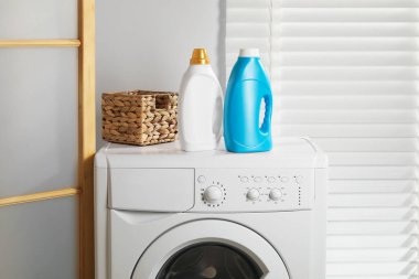 Çamaşır makinesinde yumuşatıcı ve sepet.
