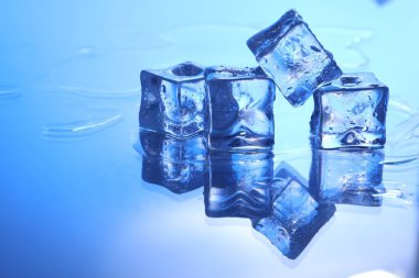 Açık mavi arkaplanda açık buz küpleri, metin için boşluk