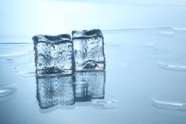 Ayna yüzeyinde temiz buz küpleri, metin için boşluk