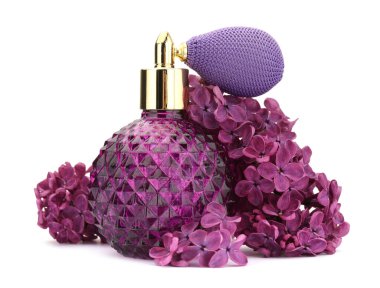 Bir şişe lüks parfüm ve beyaza ayrılmış leylak çiçekleri.