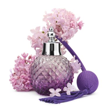 Parfüm ve güzel leylak çiçekleri beyaza izole edilmiş.