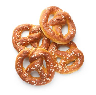 Lezzetli tuzlu krakerler beyaz üzerine izole edilmiş, üst manzara.