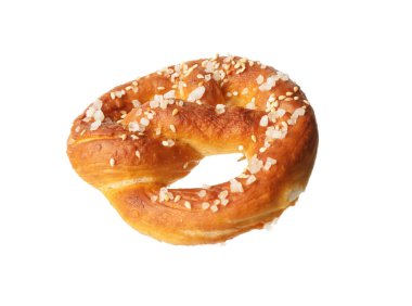 Lezzetli kraker, beyaz üzerine tuz dökülmüş.