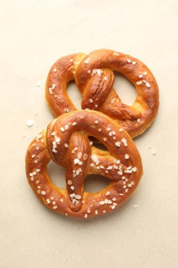 Tuzlu krakerler bej arka planda, düz yerde.