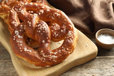 Ahşap masada tuzlu krakerler, yakın plan.