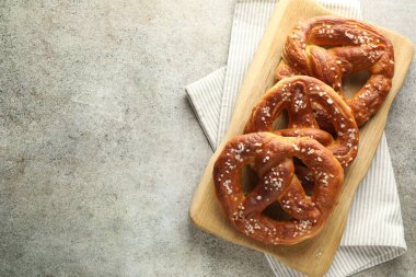 Gri masadaki tuzlu krakerler, üst manzara. Metin için boşluk