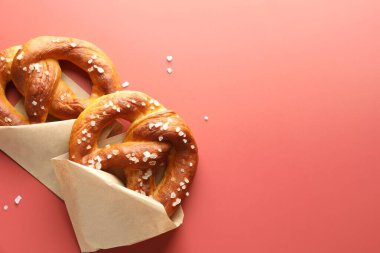 Kırmızı arka planda tuzlu krakerler, düz. Metin için boşluk