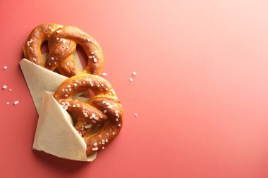 Kırmızı arka planda tuzlu krakerler, düz. Metin için boşluk