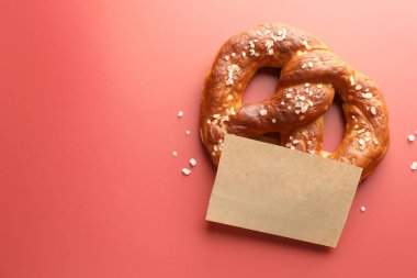 Kırmızı arka planda tuzlu kraker, üst manzara. Metin için boşluk