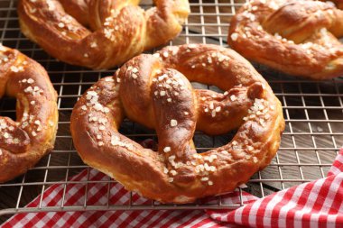 Sofrada tuzlu krakerler, yakın plan.