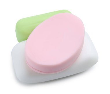 Beyaz üzerine izole edilmiş üç sabun çubuğu, manzaranın üstünde. Kişisel temizlik.