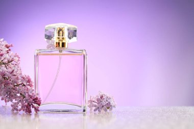 Güzel leylak çiçekleri ve parfüm ayna yüzeyinde menekşe eğimli arkaplan, metin için boşluk