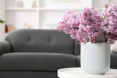 İçerideki masada vazoda güzel leylak çiçekleri, metin için boşluk.