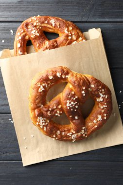 Koyu ahşap masada tuzlu krakerler, üst manzara.