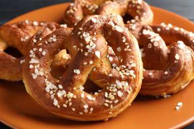 Sofrada tuzlu krakerler, yakın plan.