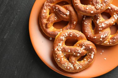 Siyah masada tuzlu krakerler, üst manzara. Metin için boşluk