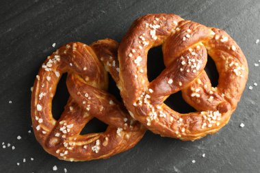 Siyah masada tuzlu krakerler, düz uzanmış.