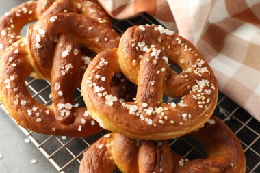 Gri masadaki tuzlu krakerler, üst tarafta.