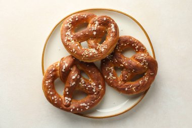 Beyaz masada tuzlu krakerler, üst manzara.