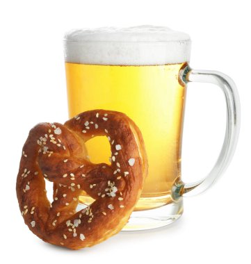 Lezzetli kraker ve beyaz üzerine izole edilmiş bir bardak bira