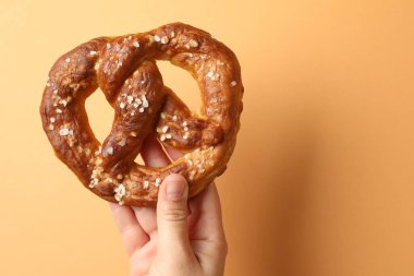 Bej arka planda lezzetli krakerli bir kadın, yakın plan. Metin için boşluk