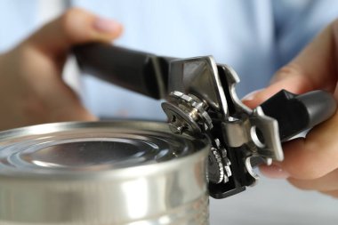 Kadın konserve açacağıyla konserve açıyor, yakın plan.