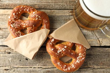 Lezzetli krakerler ve bir bardak bira ahşap masada, düz yatıyordu.