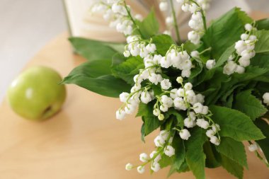 Vadinin güzel zambaklarından oluşan buket kapalı bir masada, yakın plan.