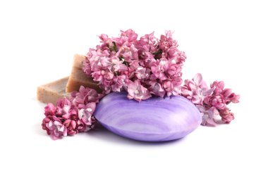 Sabun çubukları ve leylak çiçekleri izole edilmiş beyaz