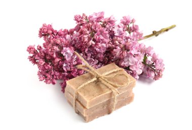 Sabun çubukları ve leylak çiçekleri izole edilmiş beyaz