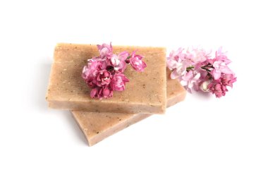 Sabun çubukları ve leylak çiçekleri izole edilmiş beyaz