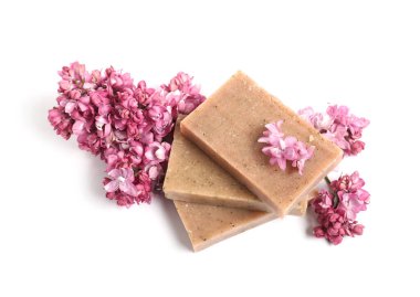 Sabun çubukları ve leylak çiçekleri izole edilmiş beyaz