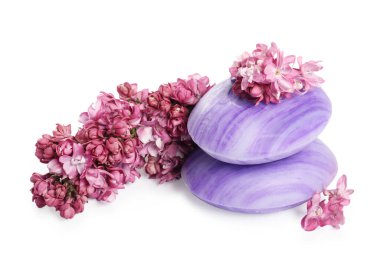 Sabun çubukları ve leylak çiçekleri izole edilmiş beyaz