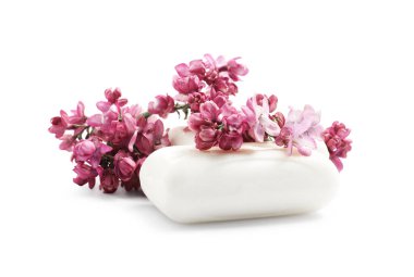 Sabun çubukları ve leylak çiçekleri izole edilmiş beyaz