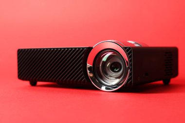Kırmızı arkaplanda modern video projektörü, yakın plan