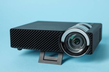 Açık mavi arkaplanda modern video projektörü, yakın plan