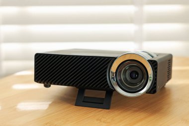 Modern video projektörü ahşap masaya yakın çekim.