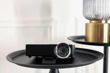 Modern video projektörü siyah masa içinde.